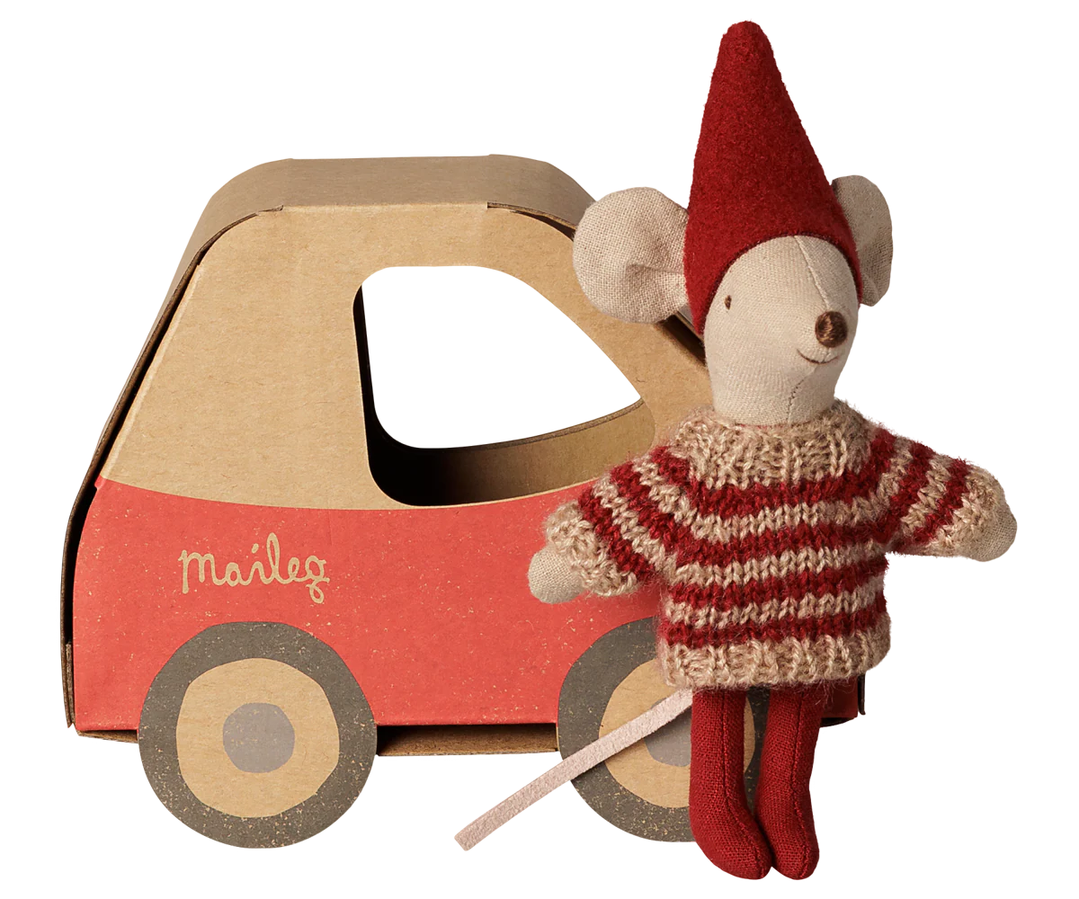 Pre-Order: Little Sister Christmas Mouse in Car Box {Expected Early November}