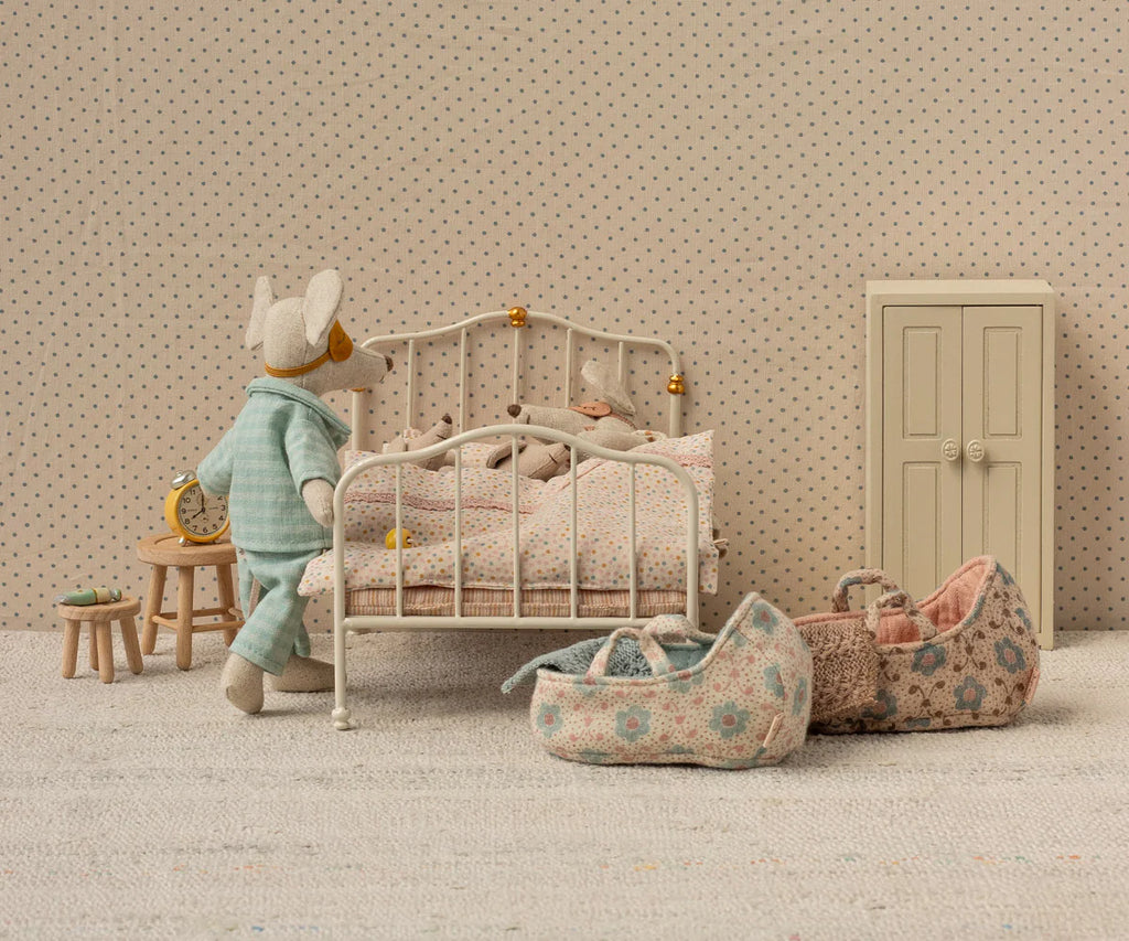 Off White Vintage Mouse Bed
