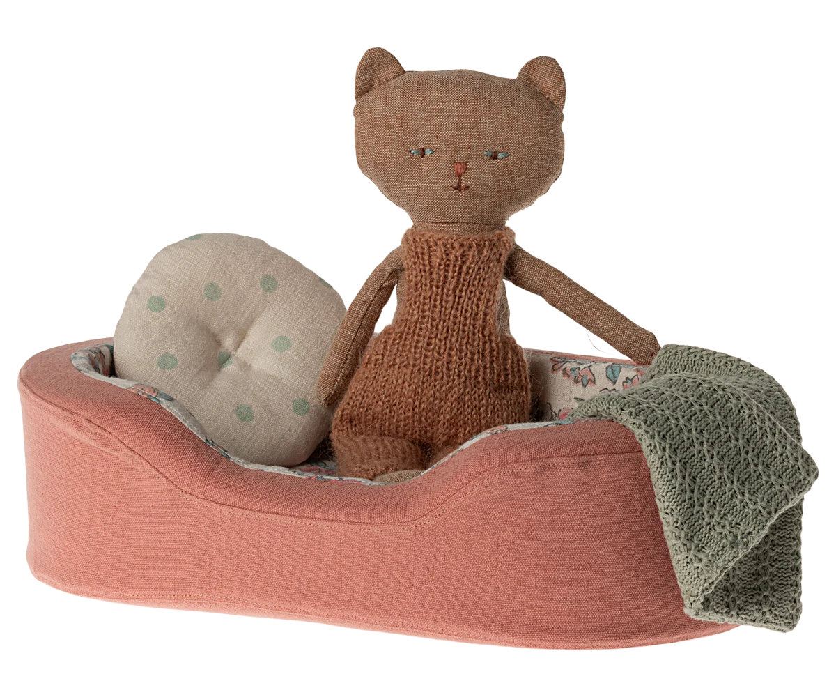Small Cosy Basket Bed - Coral