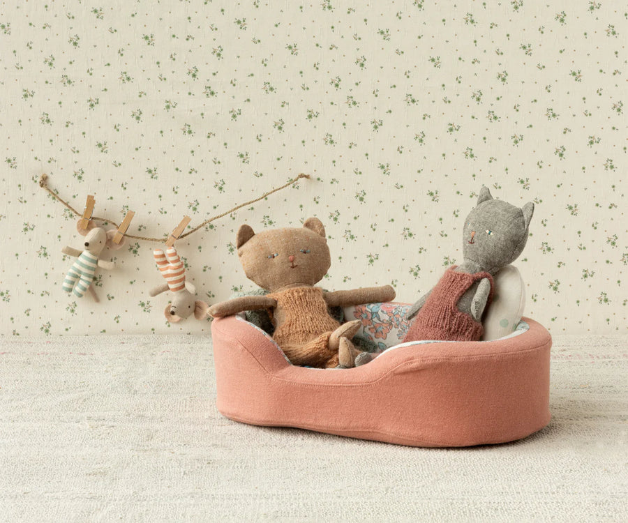 Small Cosy Basket Bed - Coral